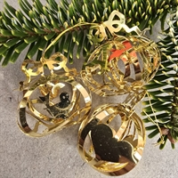 forskellige-runde-buttede-julepynt-guld-metalfolie-retro-julestads